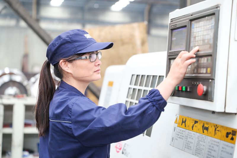  乘風破浪的姐姐——數控機床工馮會彥側記