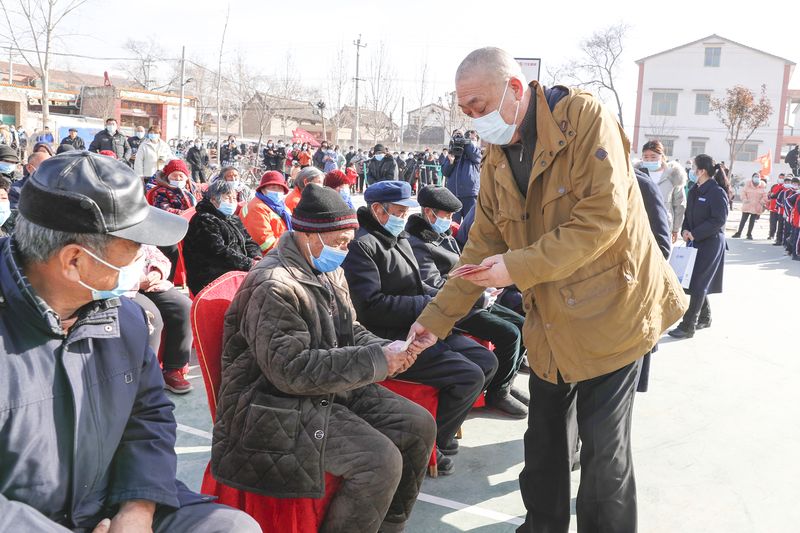 崔培軍春節(jié)慰問(wèn)1000余位65歲以上老人